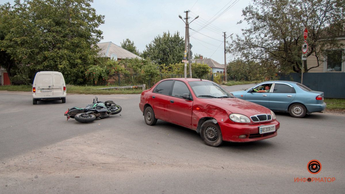 В Днепре на Моторной столкнулись Daewoo и электроскутер: есть пострадавший