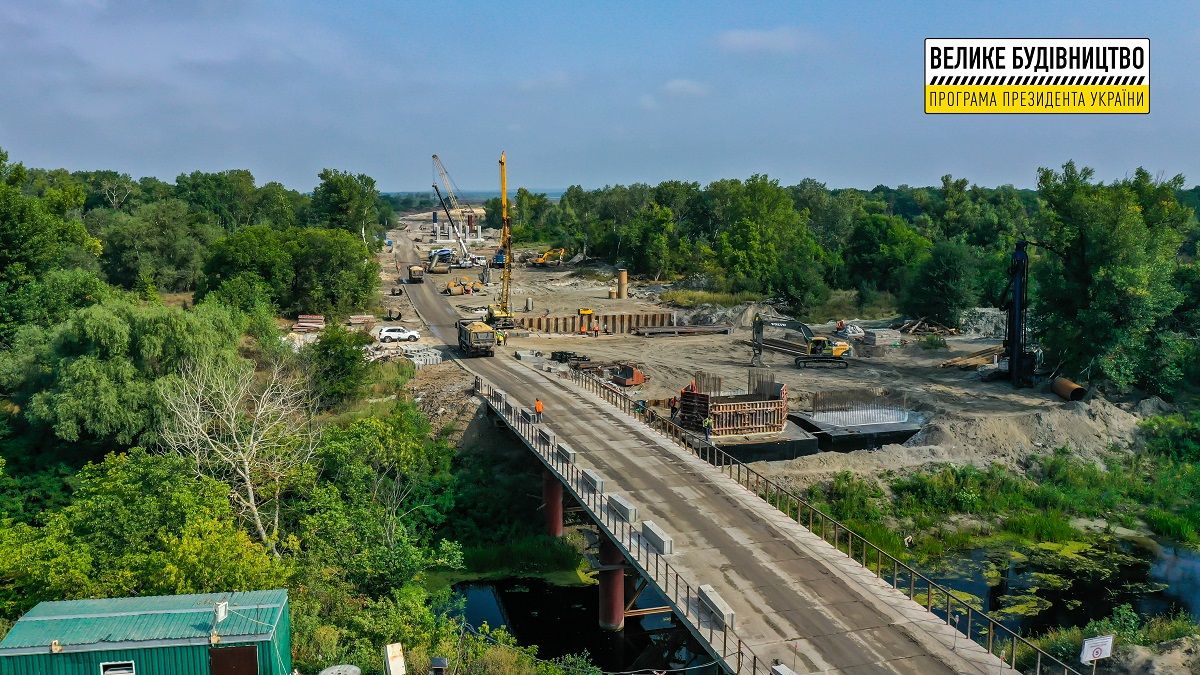 Работают мостовики, дорожники и тяжелая техника: в области строят последний участок национальной магистрали Н-31