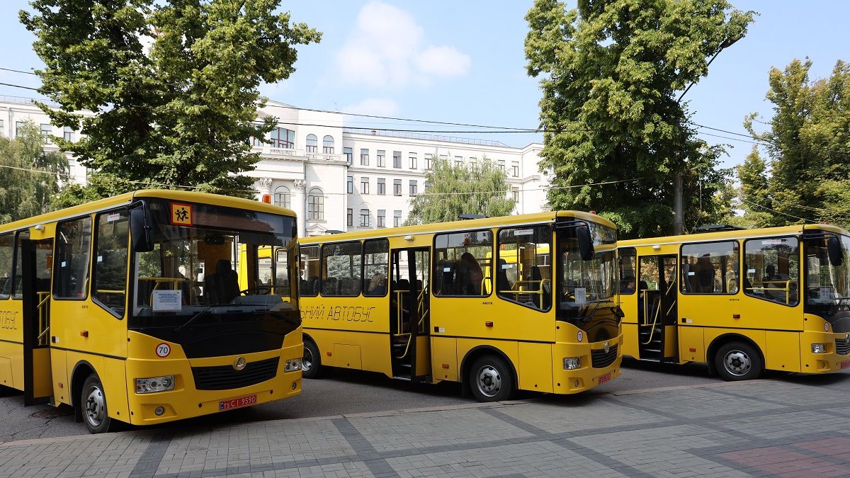 Еще три новых автобуса передали школам Днепропетровщины