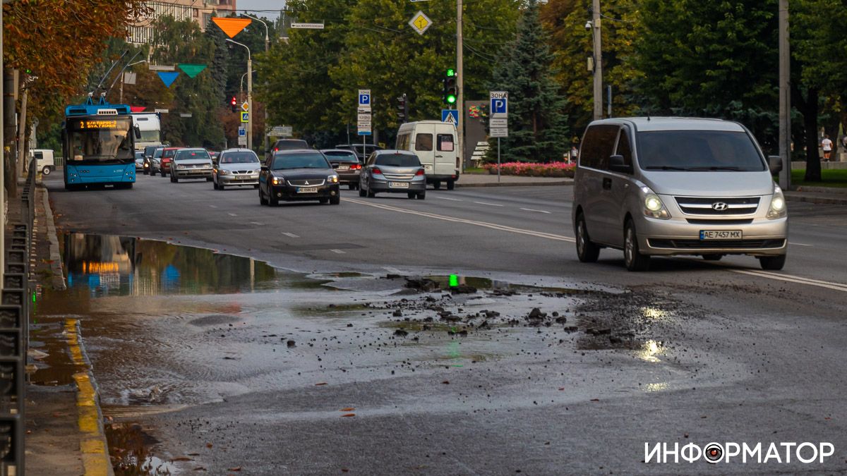 В Днепре Сичеславскую Набережную заливает водой: на дорогу вымыло куски асфальта