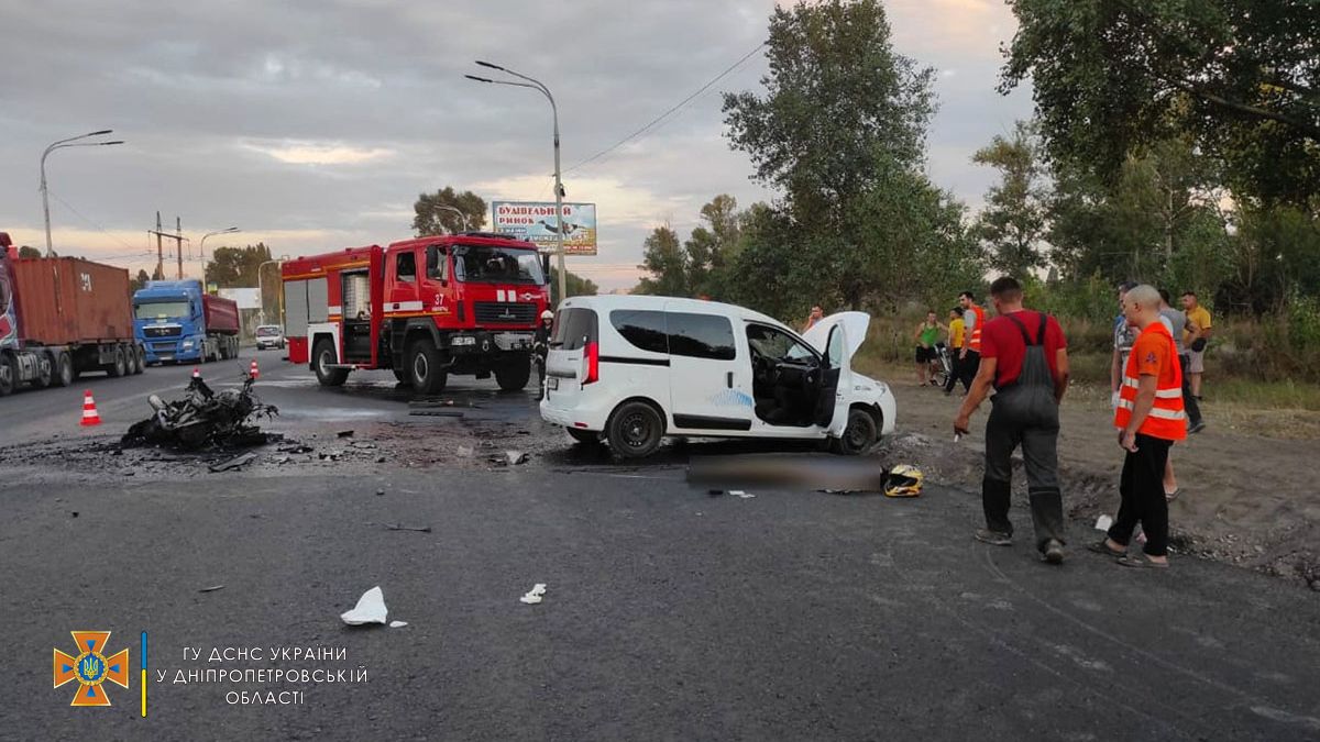 В Павлограде мотоцикл столкнулся с Renault и загорелся: погиб мужчина, пострадала женщина