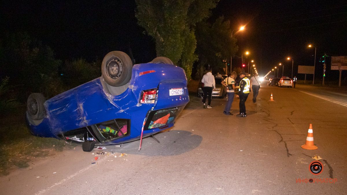 В Днепре на Аэропортовской Skoda столкнулась с Toyota и перевернулась: пострадали две женщины и ребенок