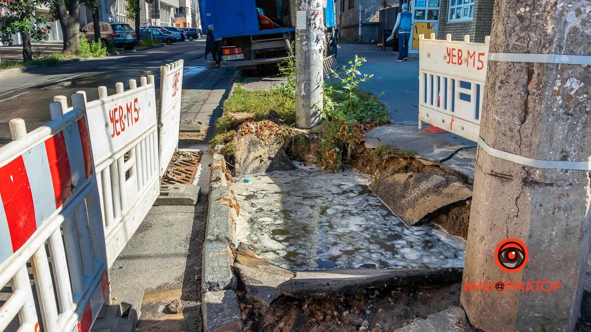 В Днепре на Чернышевского студентка упала в яму с водой