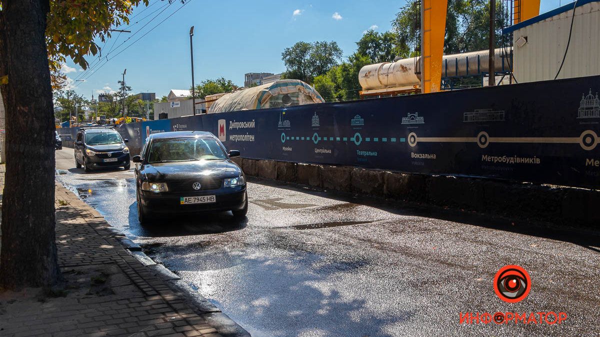 В Днепре возле станции "Театральная" появилась опасная выбоина