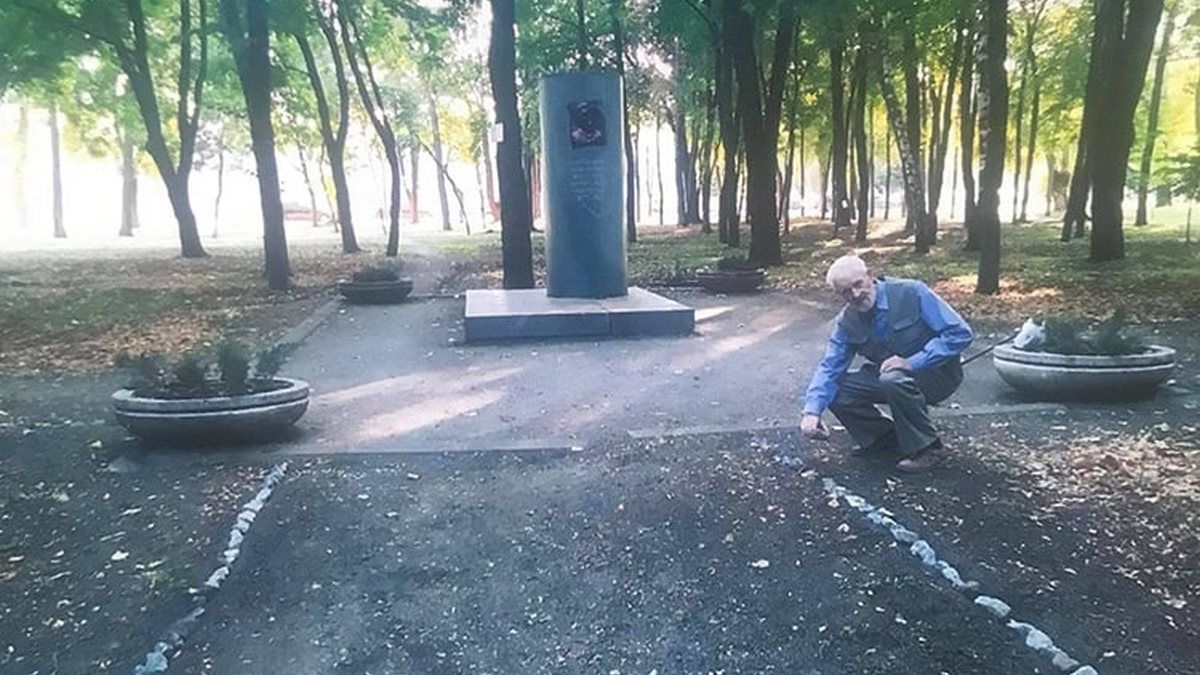 В Днепре 80-летний житель самостоятельно ухаживает за памятником Александру Красносельскому