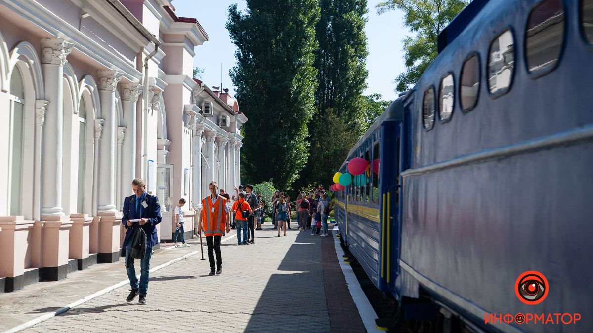 В Днепре в парке Глобы запустили детскую железную дорогу: вид изнутри