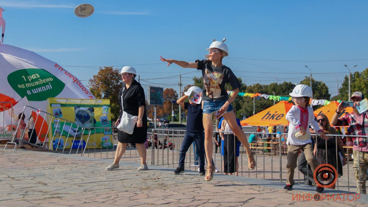 В Днепре возле цирка люди бьют тарелки: что происходит