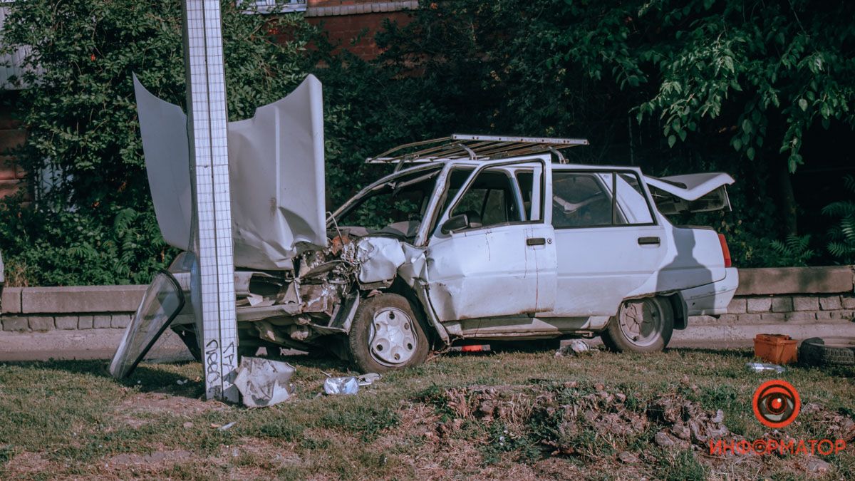 В Днепре в больнице умер мужчина, который за рулем ЗАЗ врезался в билборд возле памятника Славы