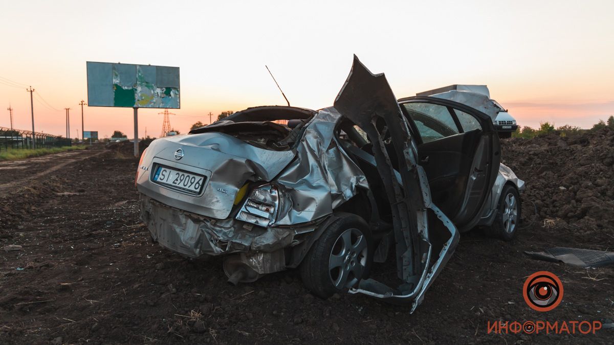 В Днепре на Донецком шоссе пьяный водитель Nissan вылетел в кювет