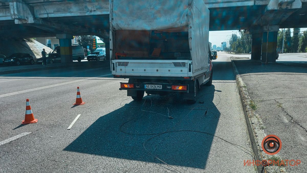 В Днепре на Слобожанском проспекте эвакуатор порвал троллейбусные провода: образовалась пробка