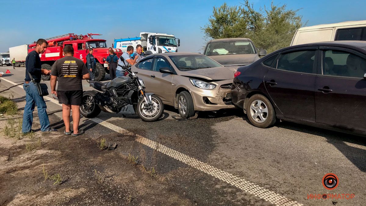 На трассе Днепр - Запорожье из-за масштабного пожара произошло ДТП с участием 5 машин