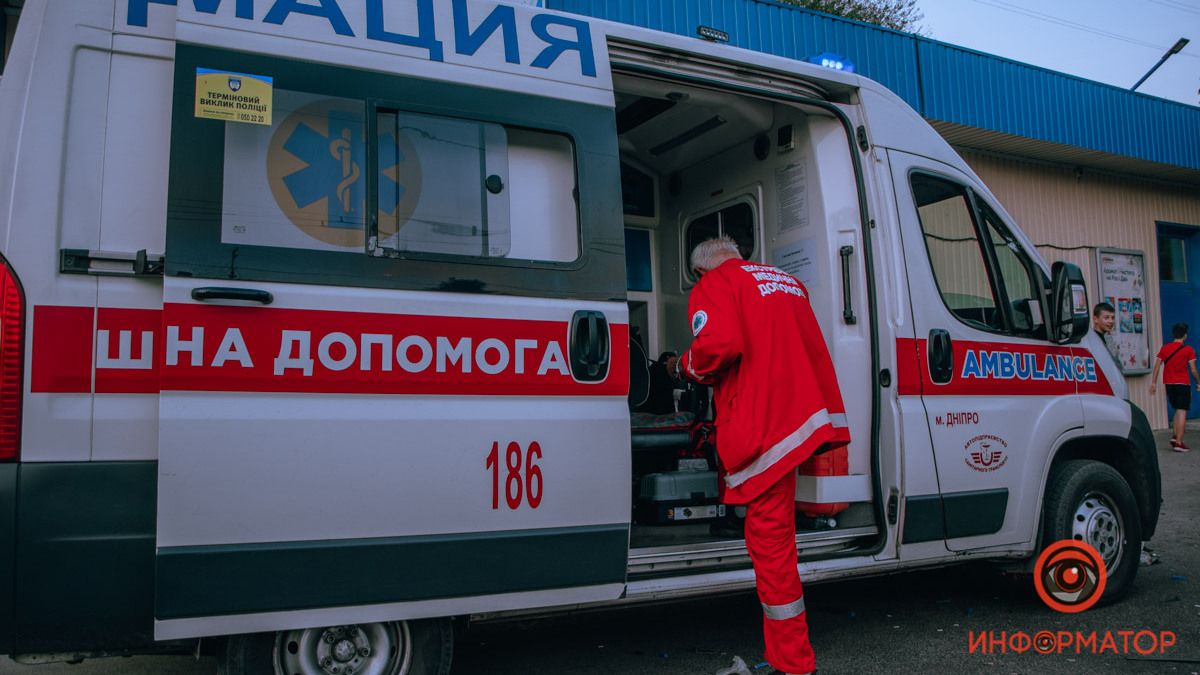 В Днепре на Калиновой Mercedes столкнулся с Mitsubishi, сбил пешеходов, снес светофор и врезался в дом: поиск свидетелей