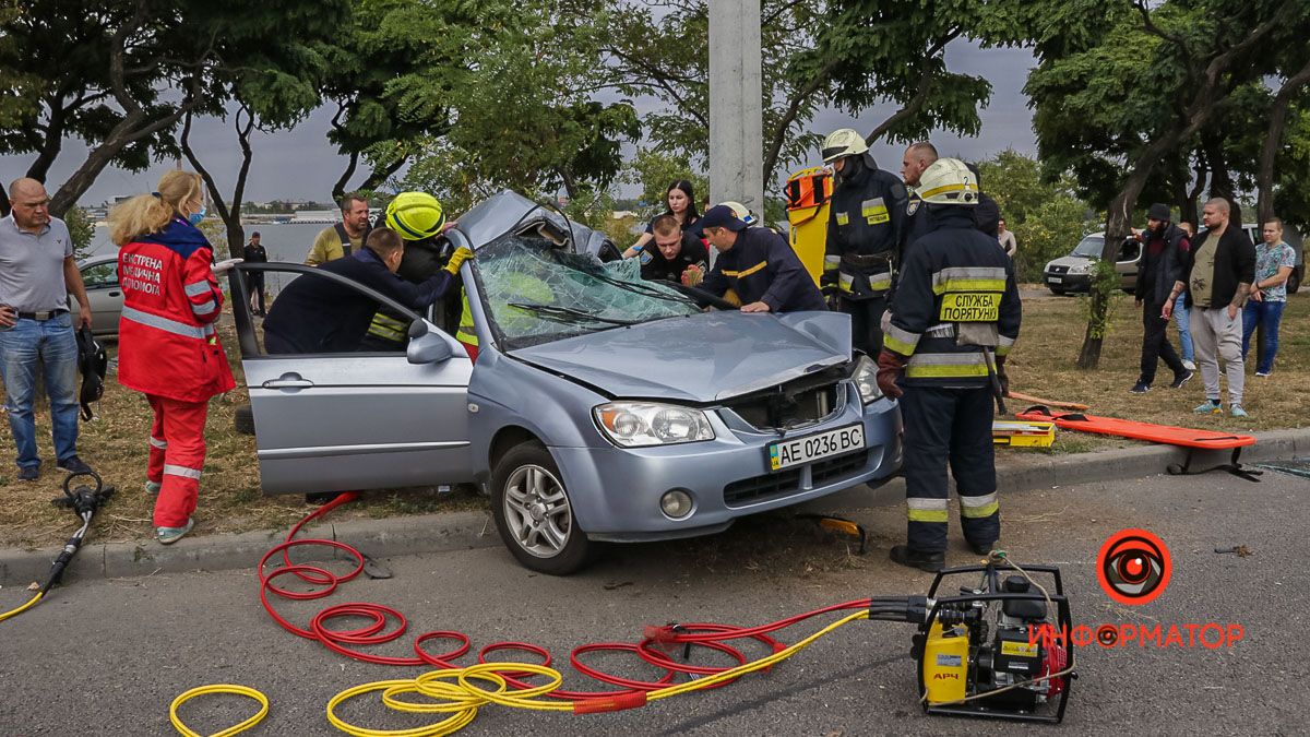 В Днепре на Набережной Заводской Audi на скорости влетел в Kia и задел Toyota: спасатели вырезали девушку из салона