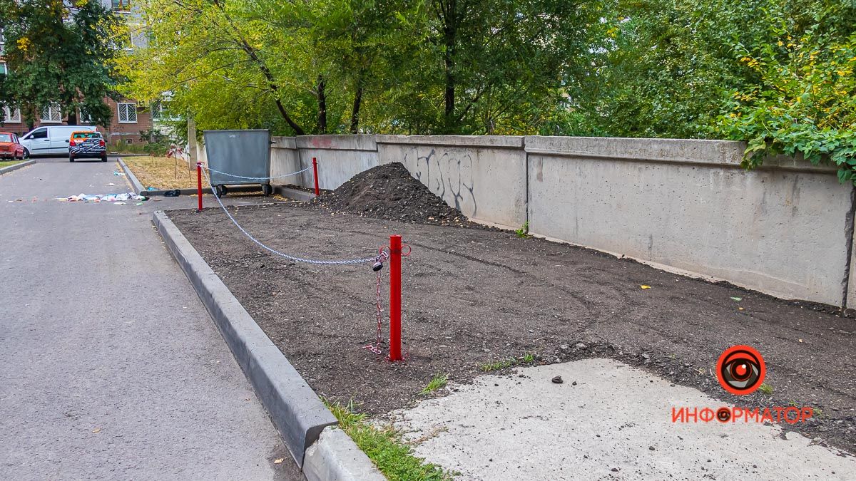 Сделал личную парковку: в Днепре мужчина захватил землю во дворе многоэтажки