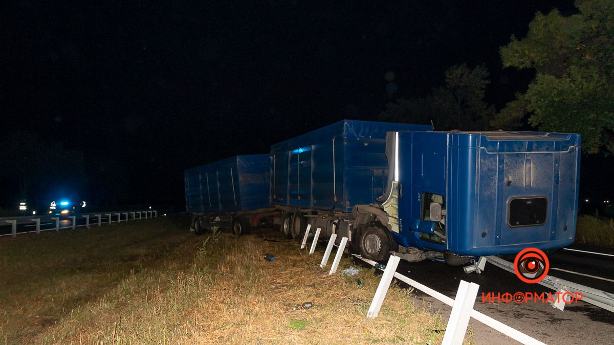 На трассе Днепр — Кривой Рог пьяный водитель DAF снес отбойник, кабина опрокинулась