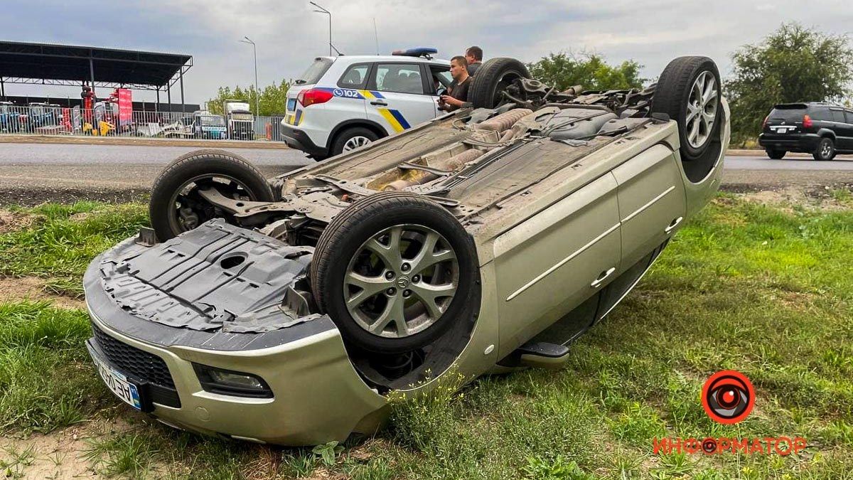 На выезде из Днепра перевернулась Mazda: нужна помощь свидетелей