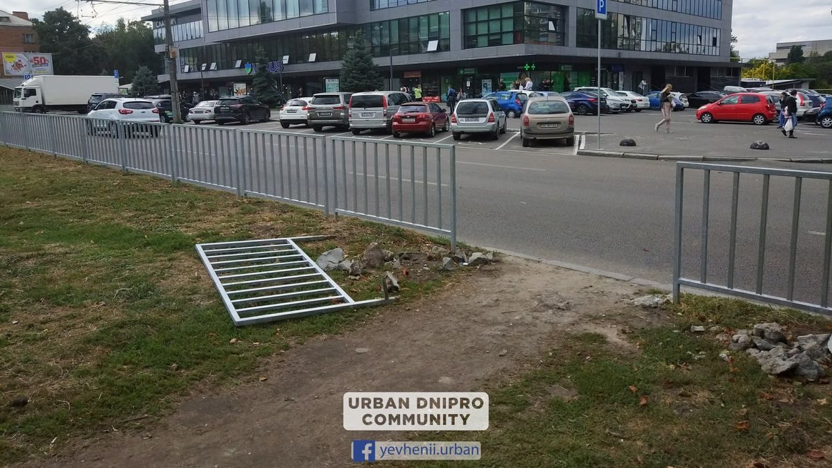 В Днепре на Поля неизвестные в четвертый раз вырвали забор, чтобы переходить дорогу в неположенном месте