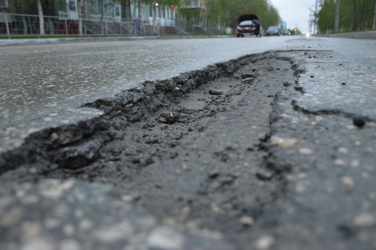 Хто відшкодує ремонт автомобіля через ями на дорозі: судова практика