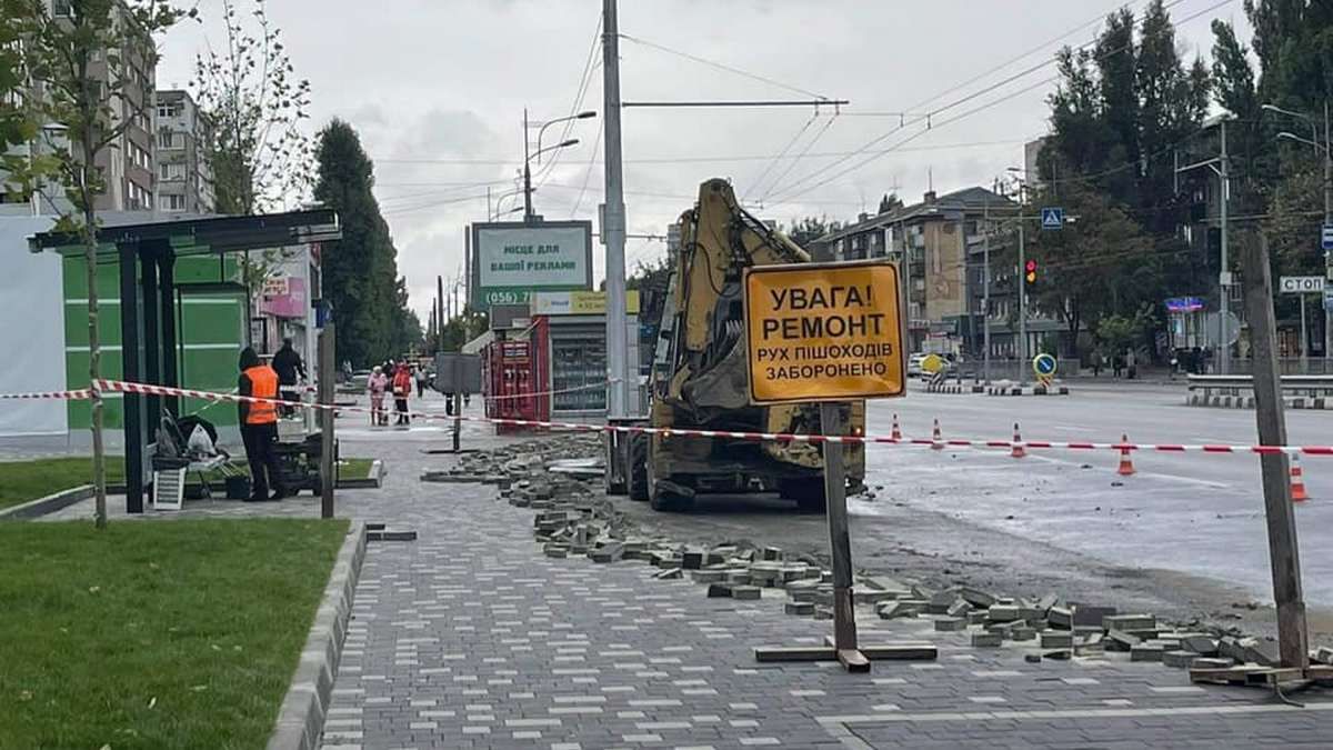 Давай по новой: в Днепре на Слобожанском проспекте переделывают карман у нового сквера