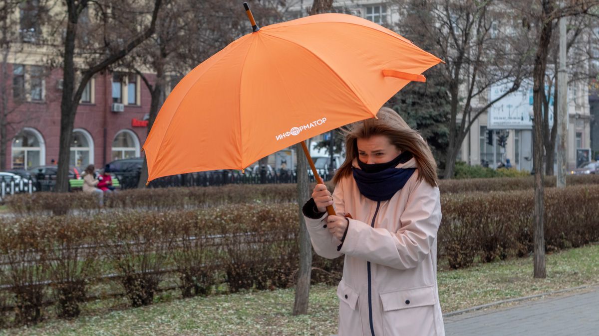 В Днепре будет опасно открывать окна и ходить возле рекламных щитов и деревьев