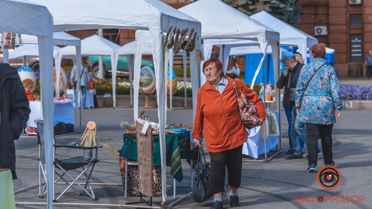 Товары, конкурсы и кузнецы: в Днепре заработала сувенирная ярмарка