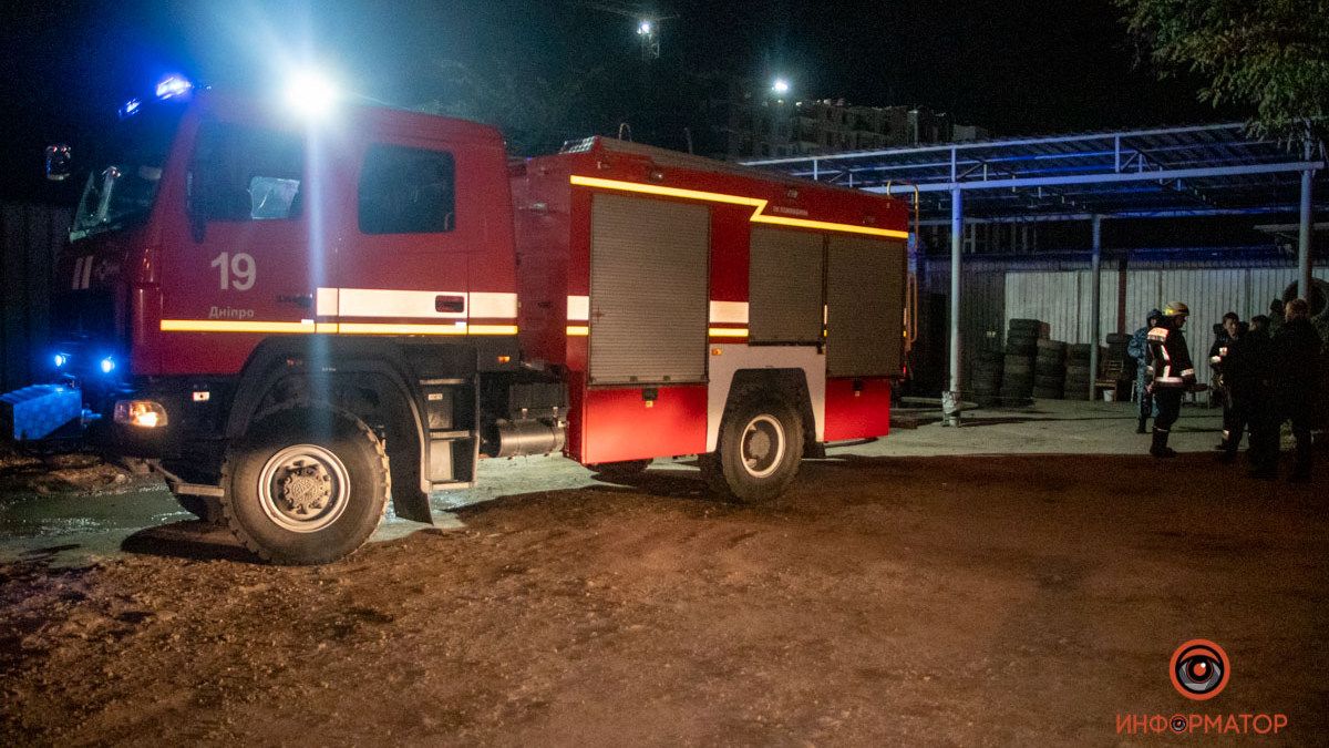 В Днепре на Запорожском шоссе горел шиномонтаж