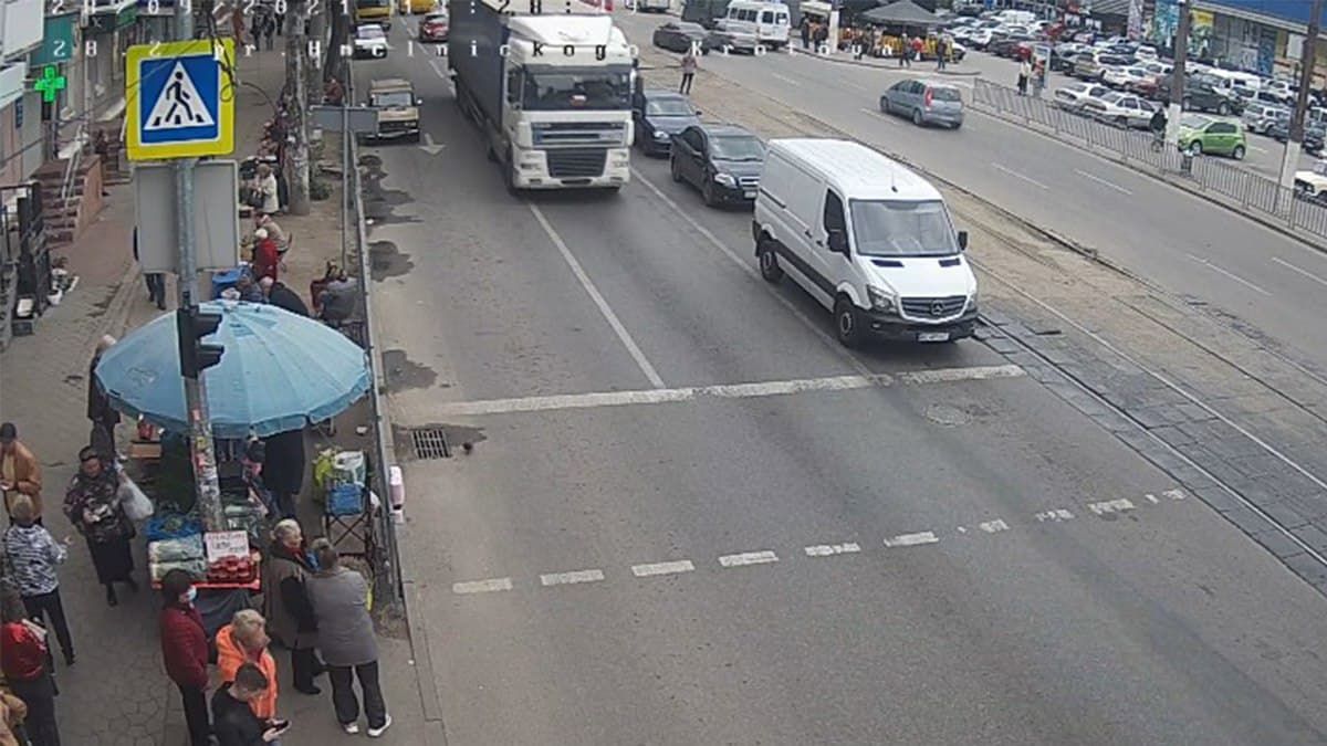 В Днепре на 12 квартале фура сбила мужчину и скрылась с места ДТП: видео момента