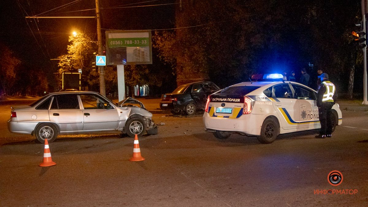 В Днепре на проспекте Поля столкнулись ВАЗ и Daewoo: пострадали 2 человека