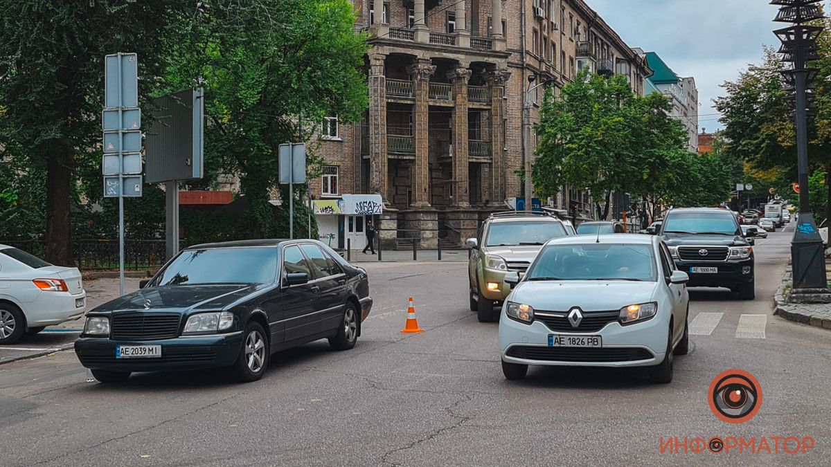 В Днепре на Воскресенской Mercedes сбил женщину на пешеходном переходе