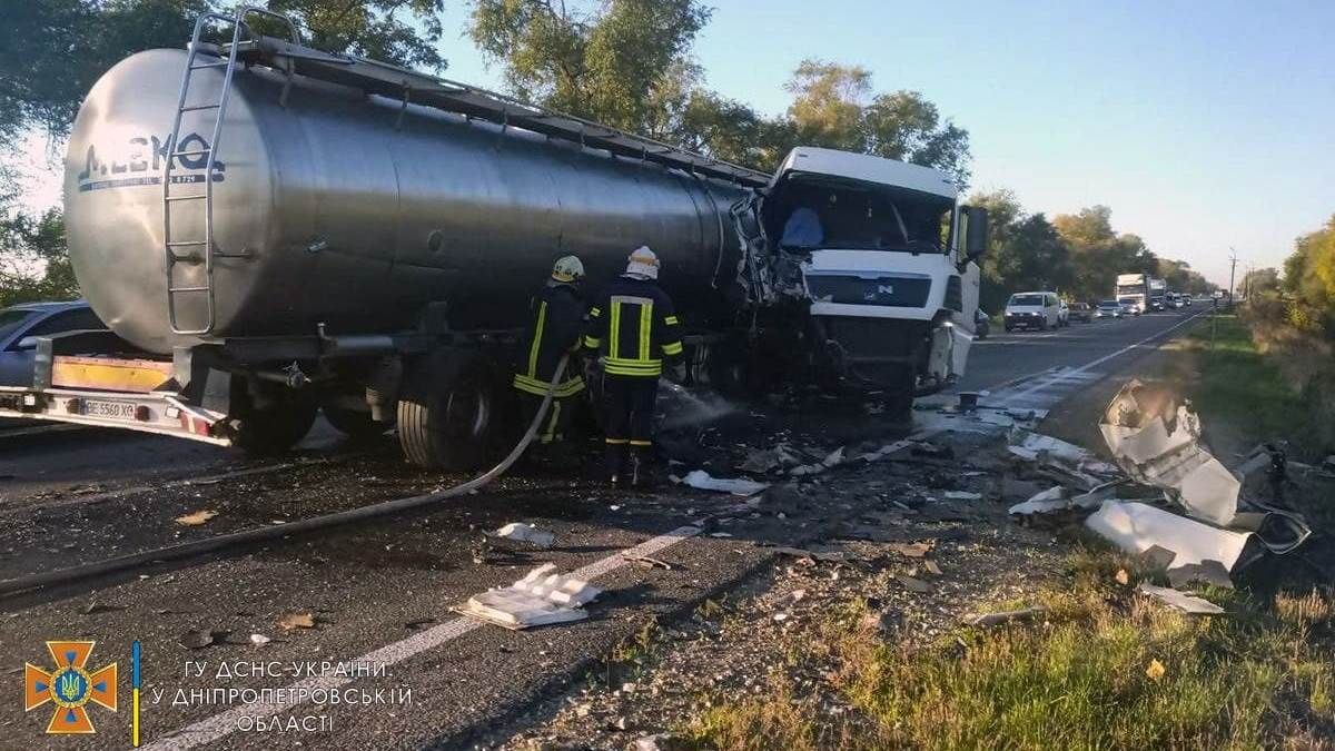 На трассе Днепр-Николаев столкнулись автоцистерна и маршрутка