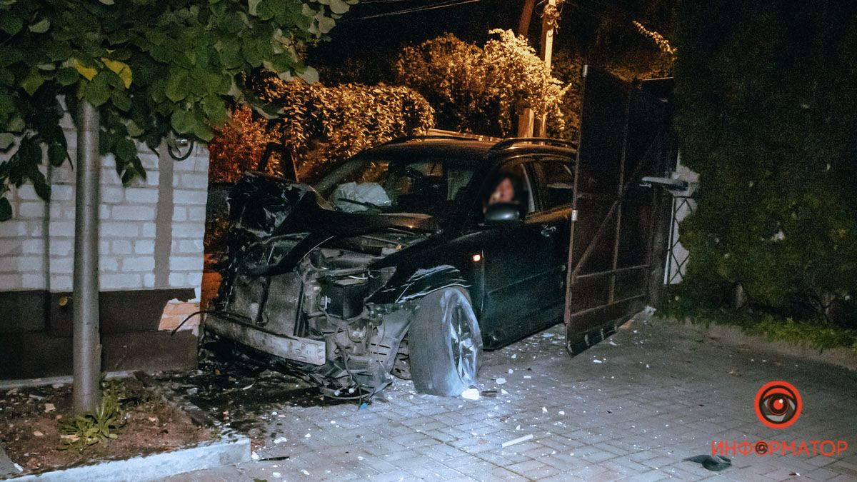 Уходила от погони: в Днепре пьяная девушка на Lexus протаранила минивэн и снесла забор