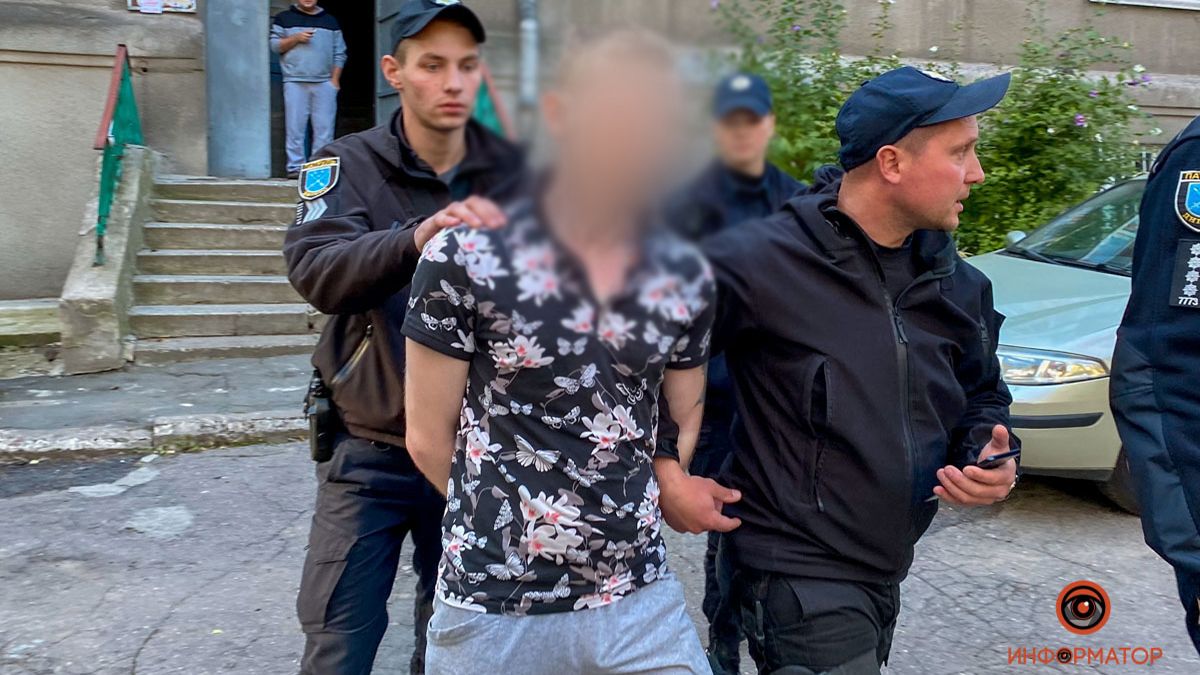 Позвонил в случайную квартиру и спрятался в туалете: подробности погони за мужчиной на угнанном Audi в Днепре