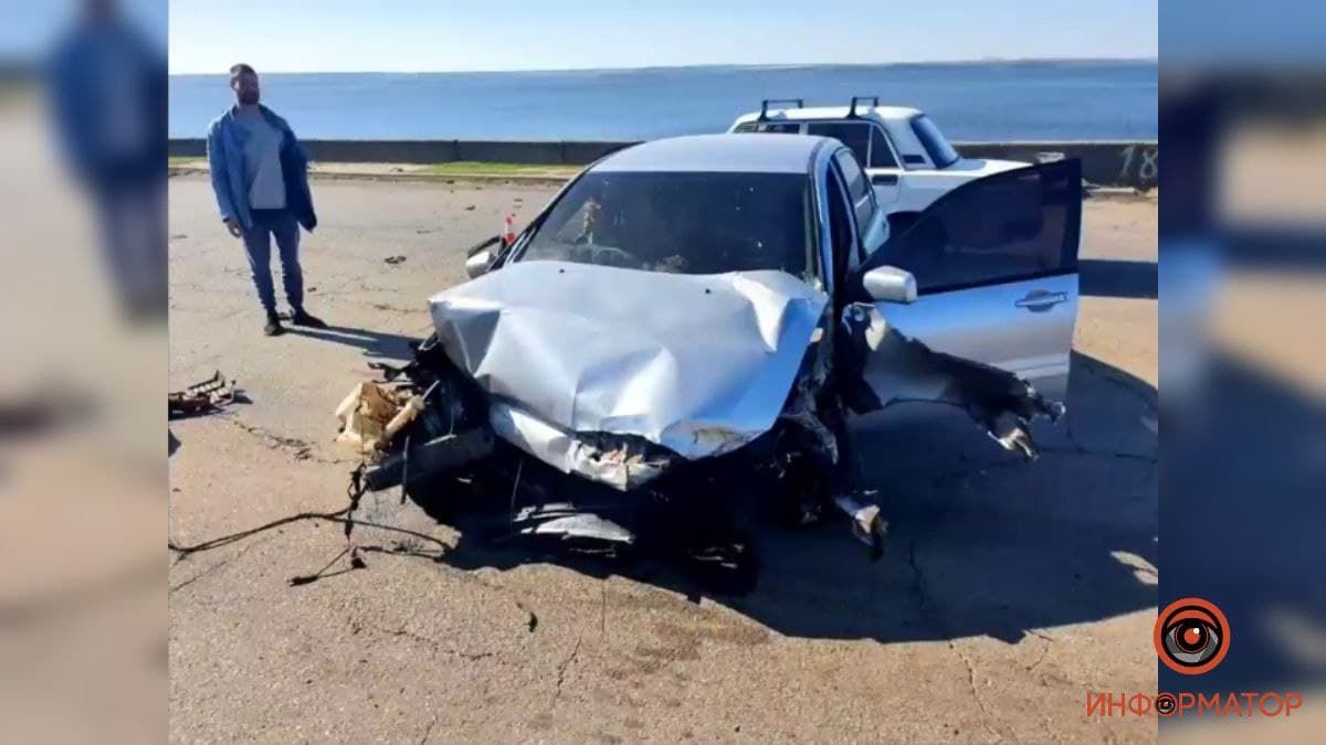 В Каменском Mitsubishi въехал в отбойник: водитель и пассажир в реанимации