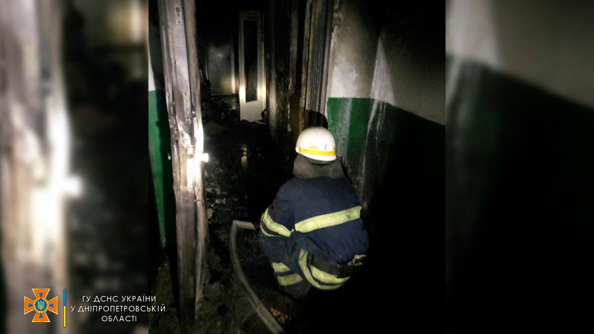 В Каменском горела квартира: из огня выносили мужчину
