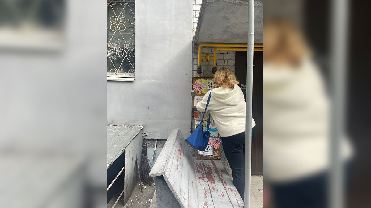 В Днепре поймали женщину, которая расклеивала объявления: какие штрафы за это
