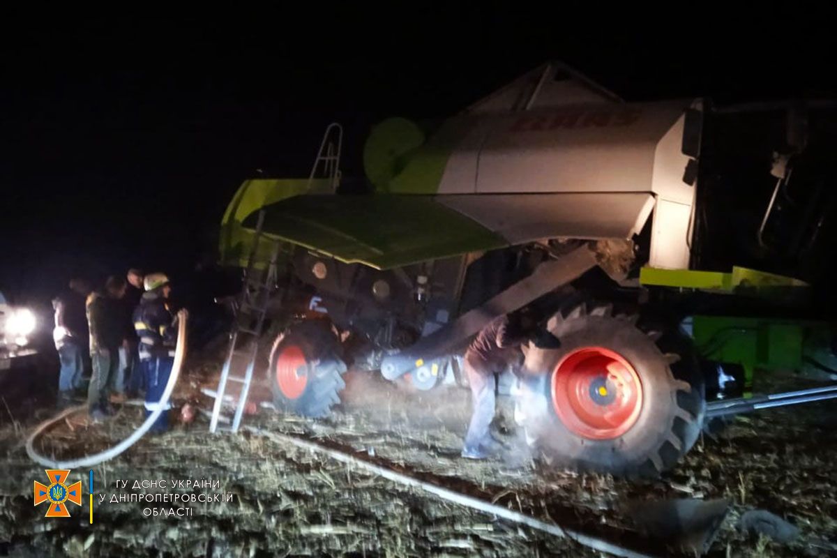 В Днепропетровской области во время сбора урожая загорелся комбайн