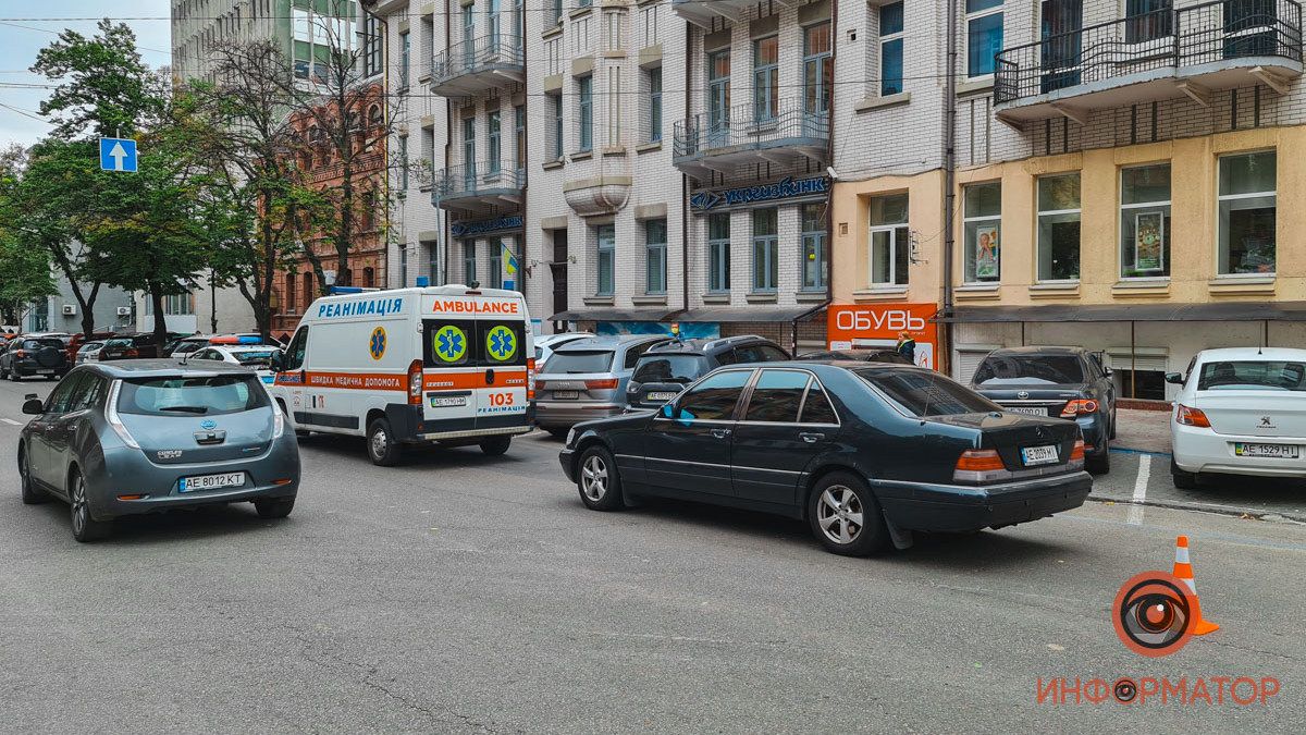 В Днепре на Воскресенской Mercedes сбил женщину на переходе: поиск свидетелей