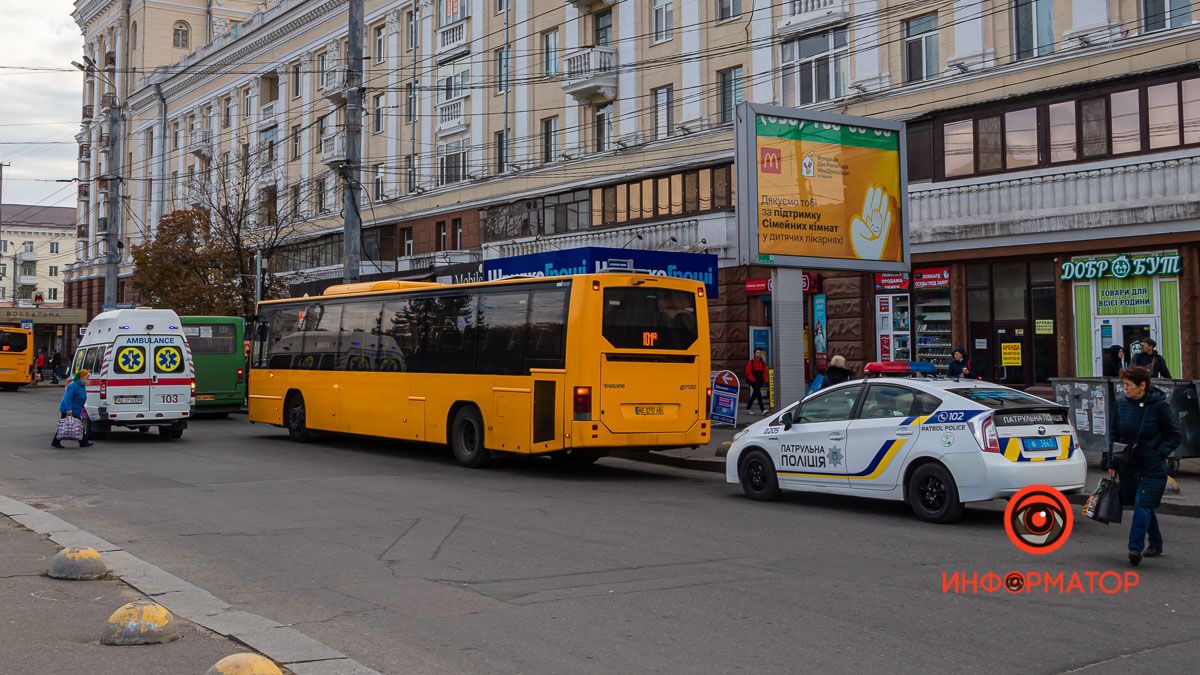 В Днепре в 101-ой маршрутке мужчина материл водителя и хватался за руль: пострадала женщина