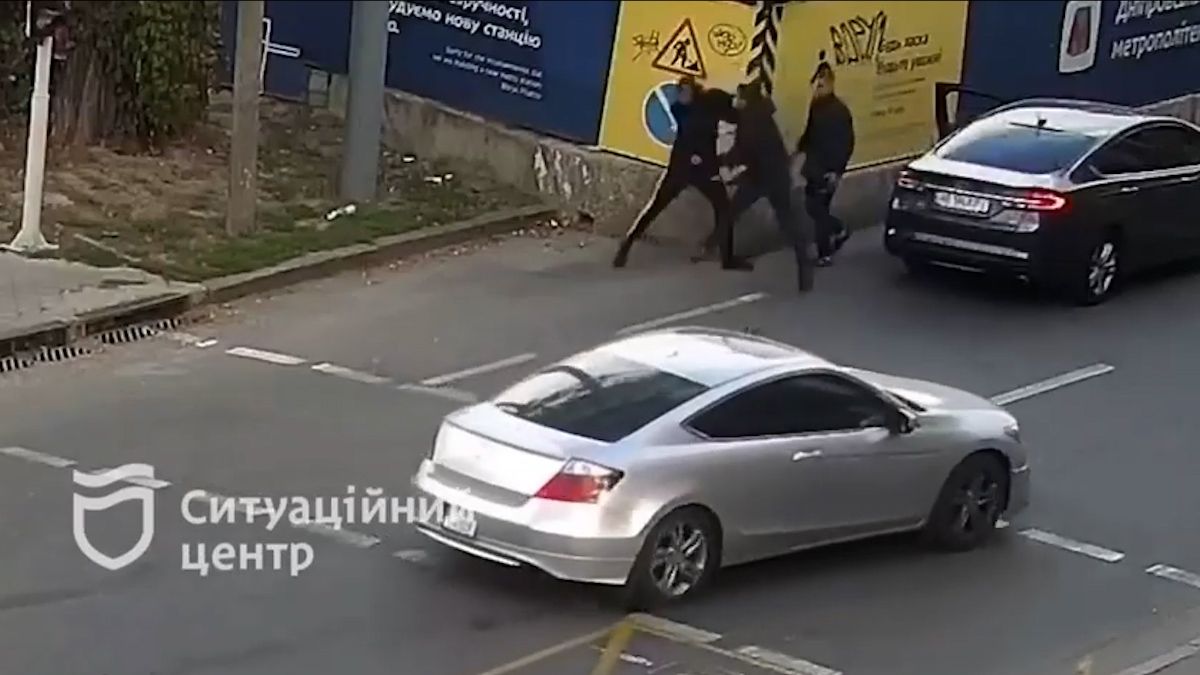 В центре Днепра пешеход подрался с водителем Ford: видео момента