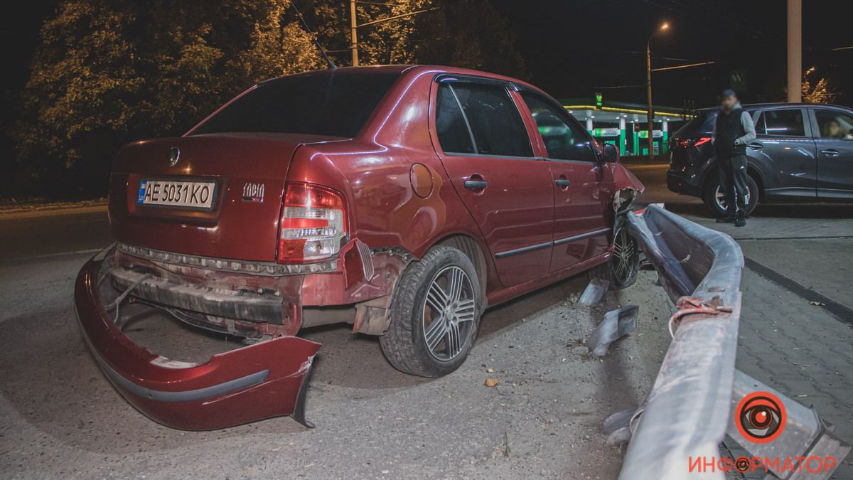 В Днепре на Марии Лисиченко Skoda врезалась в заправку: видео момента
