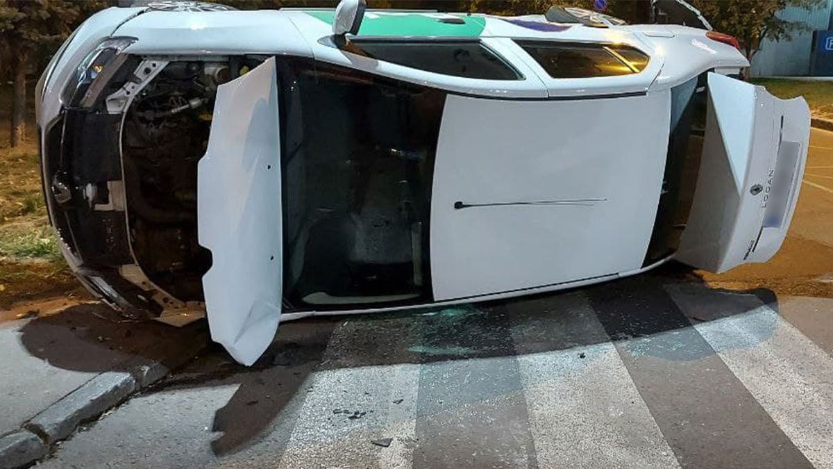 Видео момента ДТП: в Днепре на Святослава Храброго Renault службы Bolt столкнулся с Opel и перевернулся