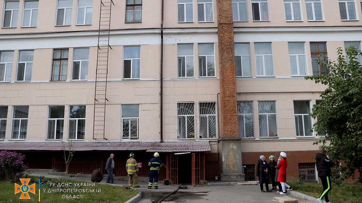 В Днепре на Караваева горела школа