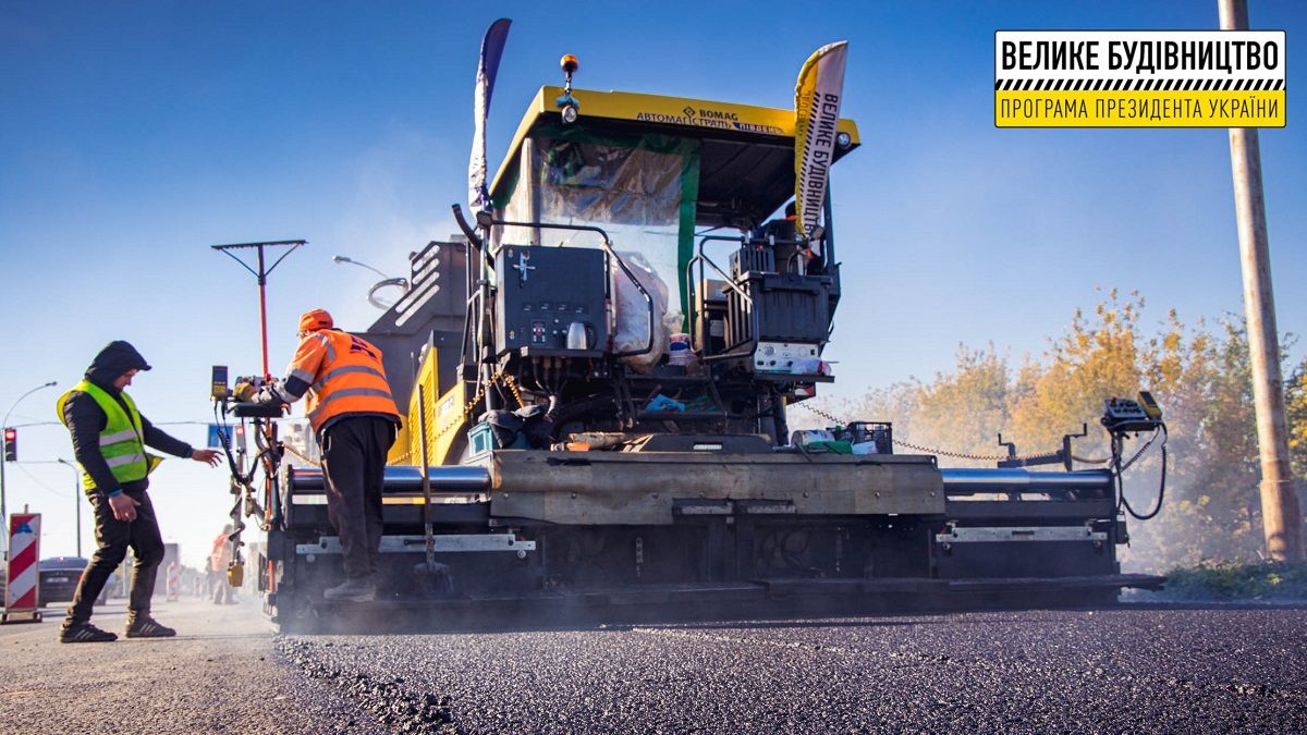 Стелют финишное покрытие: дорожники обновляют трассу Днепр-Павлоград