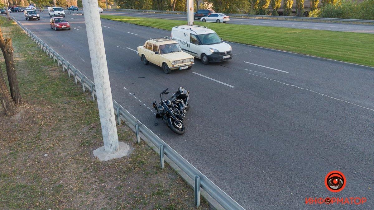 В Днепре на Набережной Заводской мотоциклист врезался в ограждение и погиб: нужна помощь свидетелей