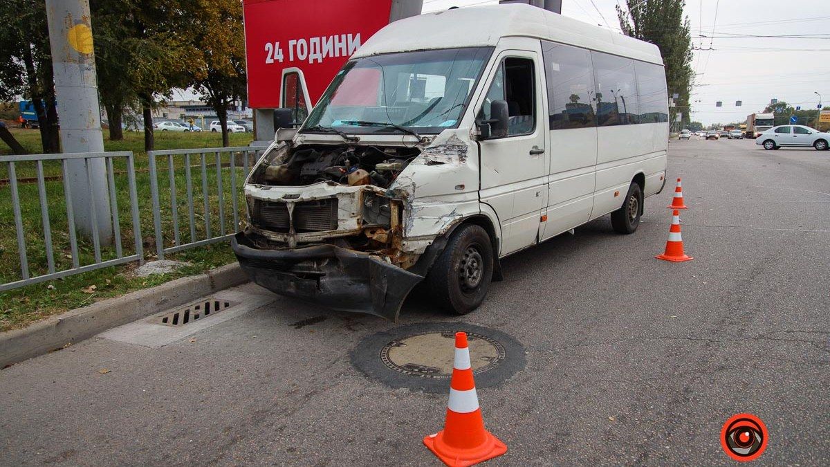 В Днепре на Запорожском шоссе столкнулись фура и маршрутка №20: пострадал мужчина