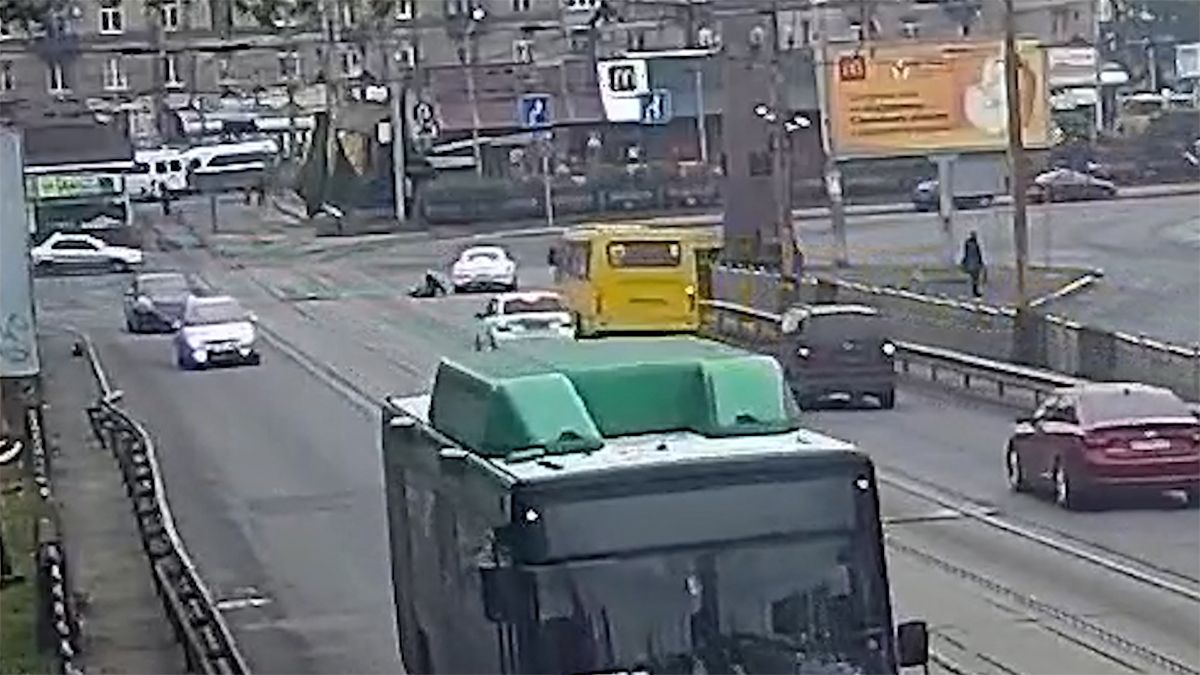 В Днепре при съезде с Амурского моста Porsche сбил мужчину, который переходил в неположенном месте
