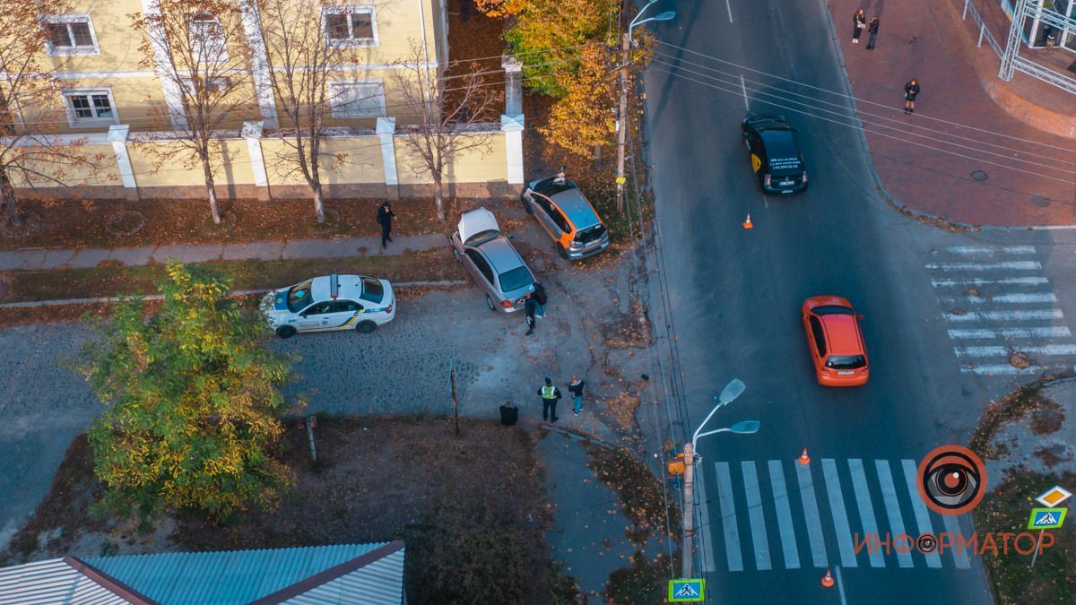 В Днепре на Сечевых Стрельцов Honda Getmancar сбила мужчину, врезалась в Chevrolet и ограждение дома