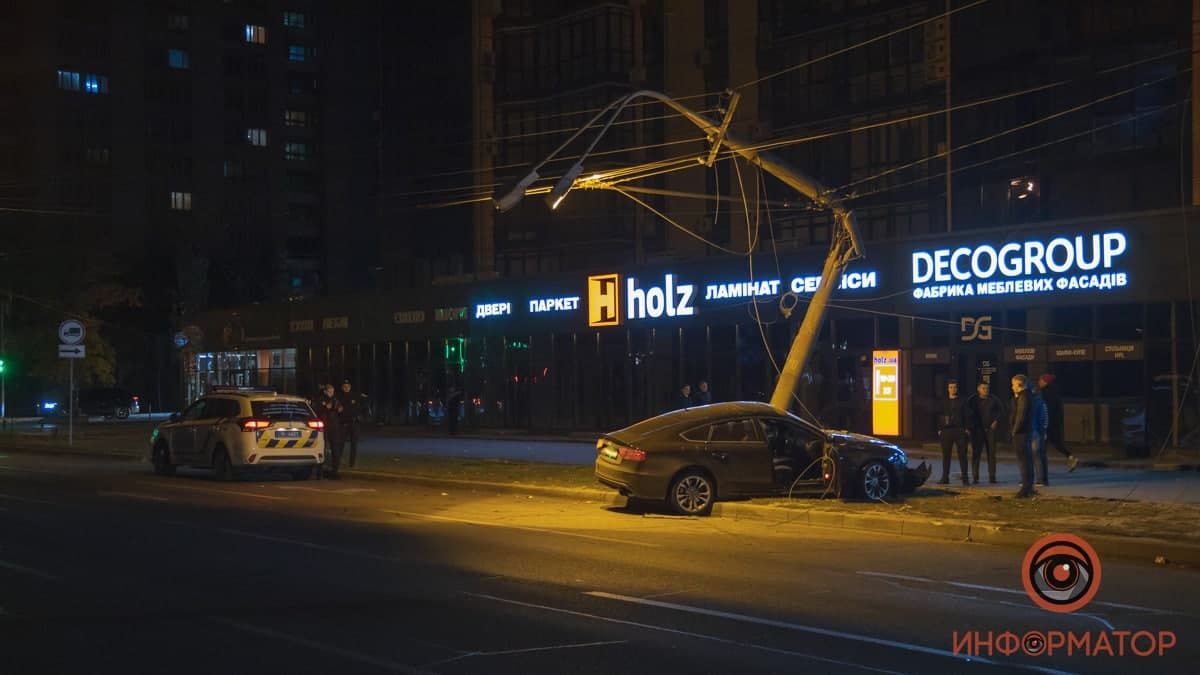 В Днепре на Набережной Победы Audi снес столб