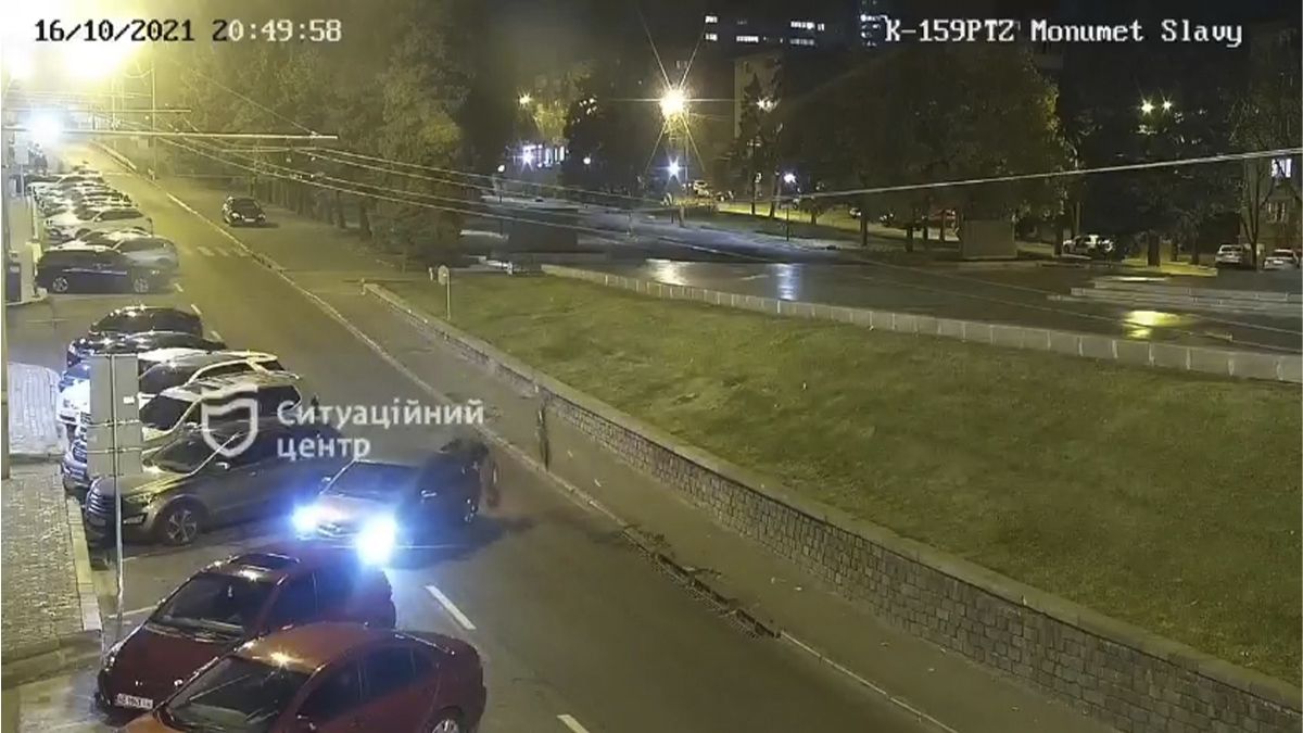 В Днепре возле памятника Славы велосипедист врезался в Honda: видео момента