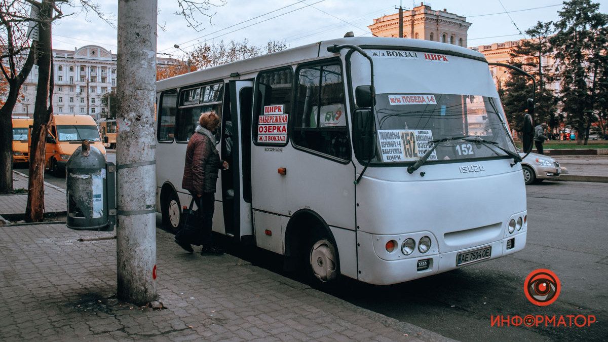 Днепр и область перешли в "красную" зону карантина: что происходит с транспортом и на остановках